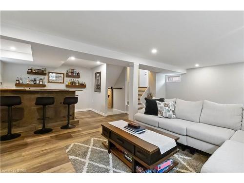 8 Sandy Row, Brantford, ON - Indoor Photo Showing Living Room