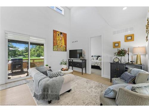 4-242 Mount Pleasant Street, Brantford, ON - Indoor Photo Showing Living Room
