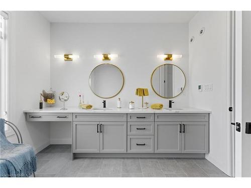 4-242 Mount Pleasant Street, Brantford, ON - Indoor Photo Showing Bathroom