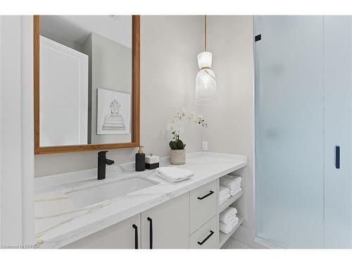 141 Parkside Drive, Brantford, ON - Indoor Photo Showing Bathroom
