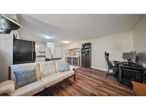 14-D-931 Glasgow Street, Kitchener, ON - Indoor Photo Showing Living Room