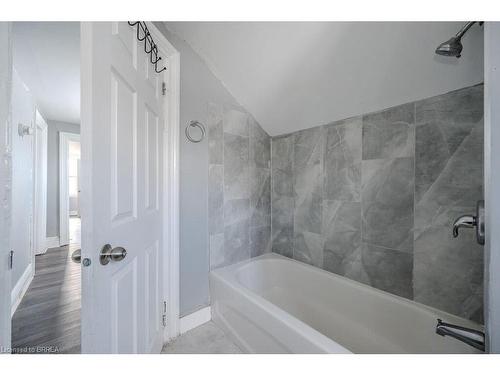 39 Park Avenue, Brantford, ON - Indoor Photo Showing Bathroom