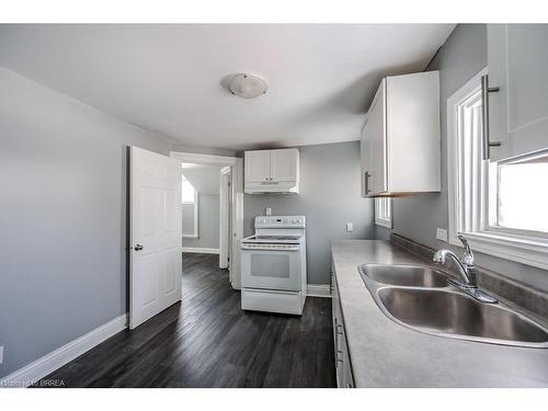 39 Park Avenue, Brantford, ON - Indoor Photo Showing Kitchen With Double Sink