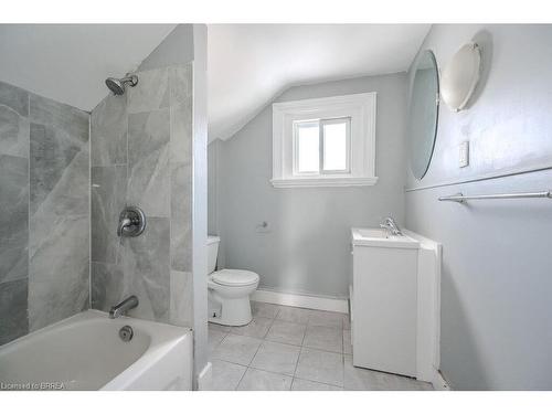 39 Park Avenue, Brantford, ON - Indoor Photo Showing Bathroom