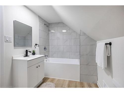 15 Hawarden Avenue, Brantford, ON - Indoor Photo Showing Bathroom