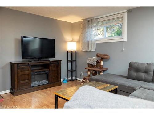 976 Mcdowell Road E, Simcoe, ON - Indoor Photo Showing Living Room