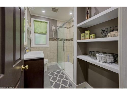 81 Strathcona Avenue, Brantford, ON - Indoor Photo Showing Bathroom