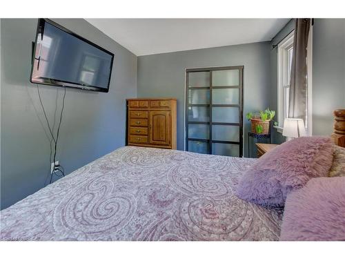 81 Strathcona Avenue, Brantford, ON - Indoor Photo Showing Bedroom