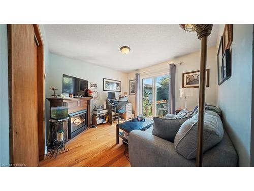 6442 Taylor Street, Niagara Falls, ON - Indoor Photo Showing Living Room With Fireplace