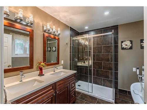 2104 Governors Road, Hamilton, ON - Indoor Photo Showing Bathroom