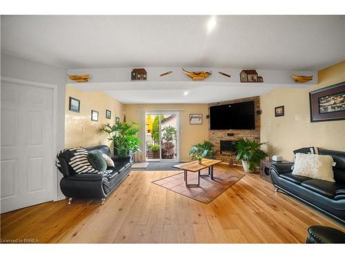 6 Bridgette Drive, Hamilton, ON - Indoor Photo Showing Living Room