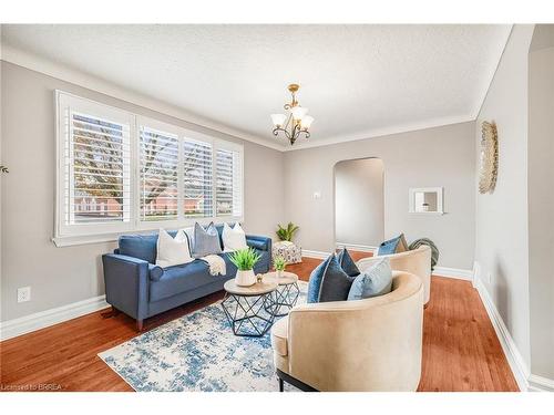 52 Charing Cross Street, Brantford, ON - Indoor Photo Showing Living Room