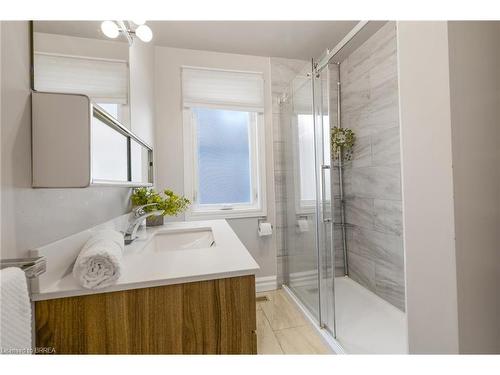 52 Charing Cross Street, Brantford, ON - Indoor Photo Showing Bathroom