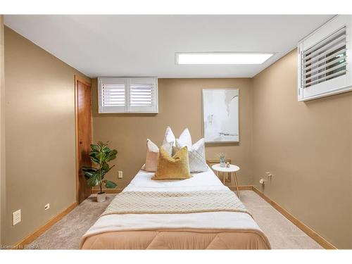 52 Charing Cross Street, Brantford, ON - Indoor Photo Showing Bedroom