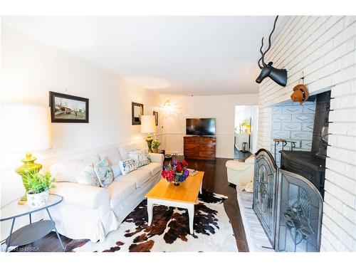 18 Old Farm Road, Brantford, ON - Indoor Photo Showing Living Room