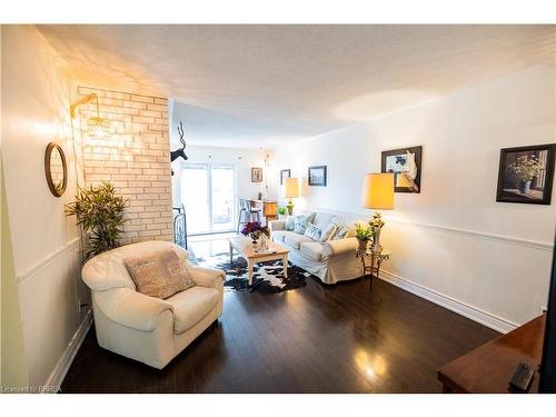 18 Old Farm Road, Brantford, ON - Indoor Photo Showing Living Room
