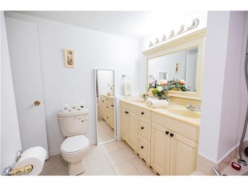 18 Old Farm Road, Brantford, ON - Indoor Photo Showing Bathroom