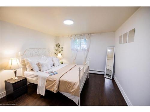 18 Old Farm Road, Brantford, ON - Indoor Photo Showing Bedroom