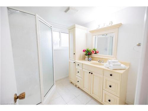18 Old Farm Road, Brantford, ON - Indoor Photo Showing Bathroom