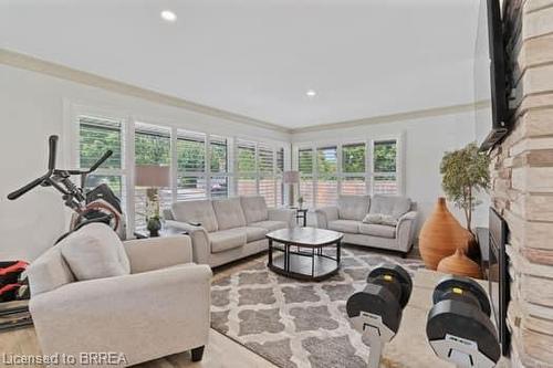 10 Stymie Boulevard, Brantford, ON - Indoor Photo Showing Living Room