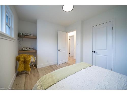 37 Rowanwood Avenue, Brantford, ON - Indoor Photo Showing Bedroom