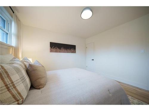 37 Rowanwood Avenue, Brantford, ON - Indoor Photo Showing Bedroom