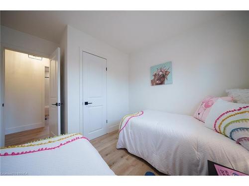 37 Rowanwood Avenue, Brantford, ON - Indoor Photo Showing Bedroom