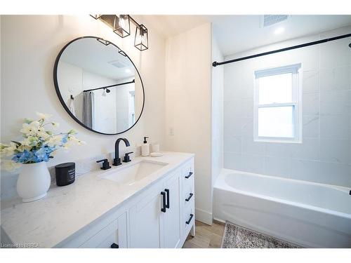 37 Rowanwood Avenue, Brantford, ON - Indoor Photo Showing Bathroom