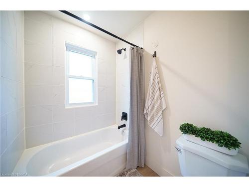 37 Rowanwood Avenue, Brantford, ON - Indoor Photo Showing Bathroom