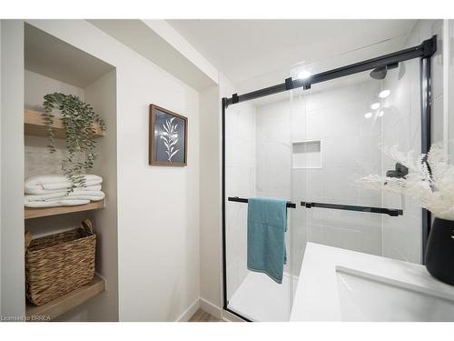 37 Rowanwood Avenue, Brantford, ON - Indoor Photo Showing Bathroom