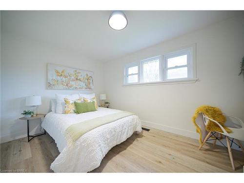 37 Rowanwood Avenue, Brantford, ON - Indoor Photo Showing Bedroom