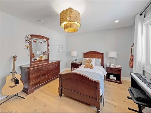 360 Robinson Road, Brantford, ON - Indoor Photo Showing Bedroom