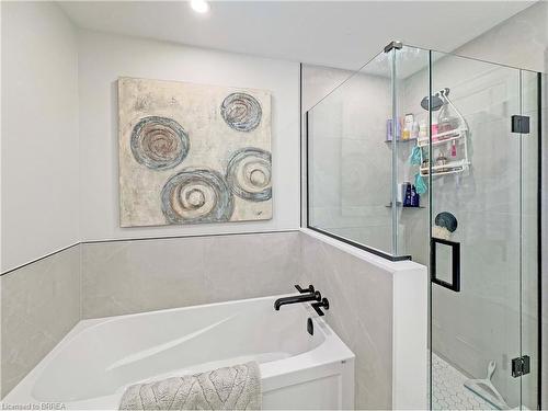 360 Robinson Road, Brantford, ON - Indoor Photo Showing Bathroom