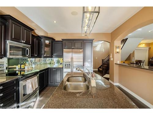 49-655 Park Road N, Brantford, ON - Indoor Photo Showing Kitchen With Double Sink With Upgraded Kitchen
