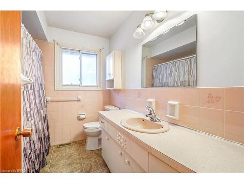 8 Stockdale Drive, Brantford, ON - Indoor Photo Showing Bathroom