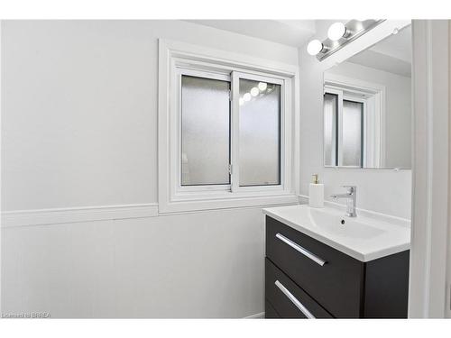 F-281 Stanley Street, Brantford, ON - Indoor Photo Showing Bathroom