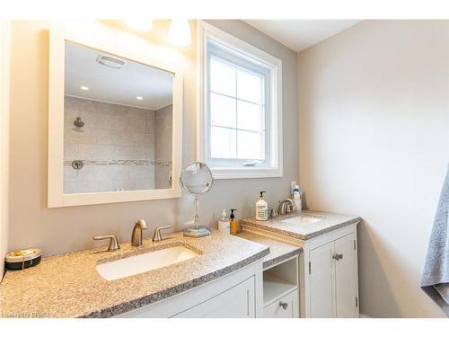 24 Lincoln Avenue, Brantford, ON - Indoor Photo Showing Bathroom