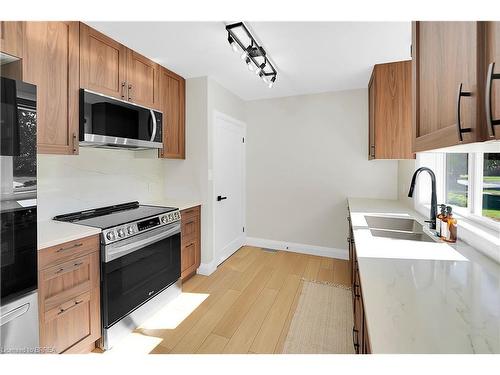 17 Preston Drive, St. Catharines, ON - Indoor Photo Showing Kitchen With Double Sink