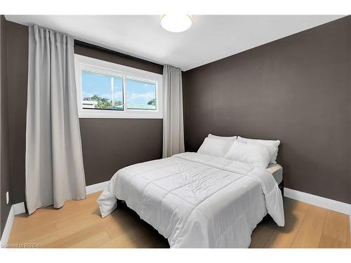 17 Preston Drive, St. Catharines, ON - Indoor Photo Showing Bedroom