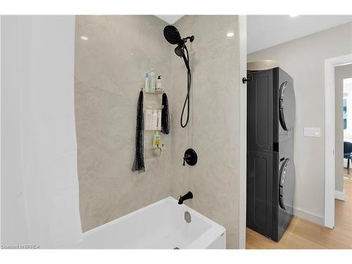 17 Preston Drive, St. Catharines, ON - Indoor Photo Showing Bathroom