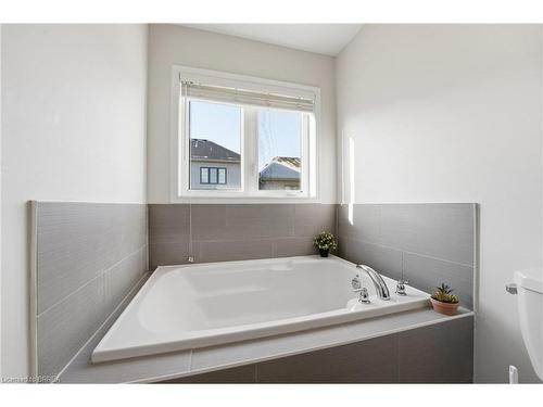 29 Arnold Marshall Boulevard, Caledonia, ON - Indoor Photo Showing Bathroom