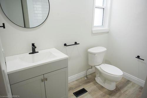 2-160 Darling Street, Brantford, ON - Indoor Photo Showing Bathroom