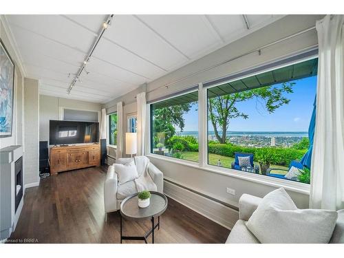 47 Mountain Park Avenue, Hamilton, ON - Indoor Photo Showing Living Room