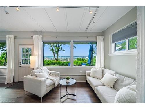 47 Mountain Park Avenue, Hamilton, ON - Indoor Photo Showing Living Room