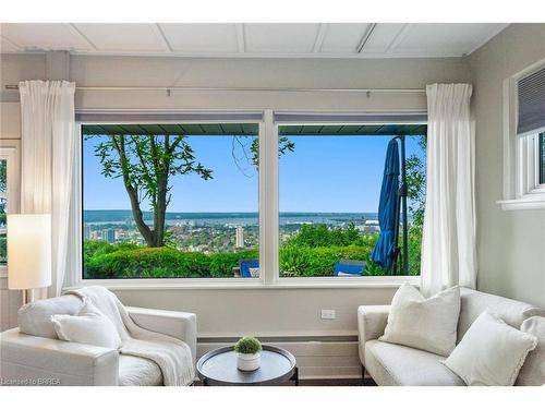 47 Mountain Park Avenue, Hamilton, ON - Indoor Photo Showing Living Room