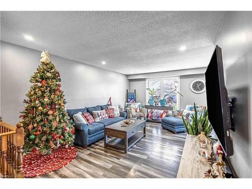 36 Valerie Court, Cambridge, ON - Indoor Photo Showing Living Room