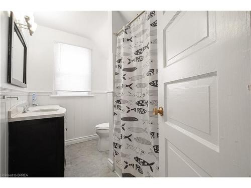 24 Campbell Street, Brantford, ON - Indoor Photo Showing Bathroom