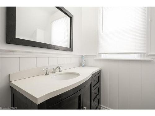 24 Campbell Street, Brantford, ON - Indoor Photo Showing Bathroom