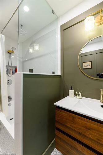 35 Egerton Street, Brantford, ON - Indoor Photo Showing Bathroom