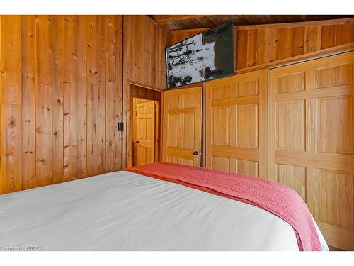 111 Wilson Drive, Georgian Bluffs, ON - Indoor Photo Showing Bedroom